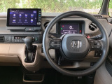 運転席周辺のスマートなレイアウトが、操作のしやすさを実現。快適なドライブをサポートします。手元で操作ができる、電子制御パーキングブレーキ。