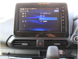 ナビゲーション+AV 2画面表示(デュアルウィンドウ)、地デジTV、FM/AM、Bluetooth Audio、microSDカード(音楽/動画ファイル再生)、ハンズフリーフォン、スマホでの地図更新が可能な高性能大型ナビです。
