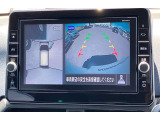 アラウンドビューモニターです。4つのカメラからの映像を合成・処理することで空から見下ろすような視点で周囲を確認でき、駐車時のクルマの位置確認がスムーズになります。