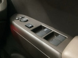 電動格納式リモコンドアミラーと、パワーウィンドウスイッチ等は運転席ドアにあります。
