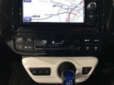 【オートエアコン】一度お好みの温度に設定すれば、車内の温度を検知し風量や温度を自動で調整してくれます。