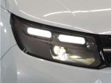 【LEDヘッドライト+デイタイムランニングランプ】主流のLEDヘッドライトに、日中でも他者からの視認性を良くするデイタイムランニングランプ装備!スタイリッシュでかっこよく仕上がっています。