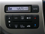 フルオートエアコン搭載。好みの温度に設定するだけで、風向や風量を自動でコントロール!いつでも快適な車内環境に。