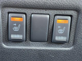 【シートヒーター】シートを温めてくれる暖房機器です!長時間座っていると負担が掛かりやすい背中や腰、または冬場などの寒い日に冷えやすい脚部に快適なぬくもりを伝えます。