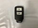 スマートキーを装備しています。鍵を差し込むことなくドアロックの開け閉めと、スタートボタン操作でのエンジンスタートができます。