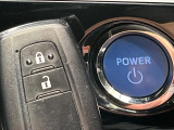 【スマートキー】カバンやポケットに入れたままでもドアの施錠・解錠が可能なスマートキーを装備。エンジンのオン・オフ時もカギを取り出す必要が無いからとっても便利です♪