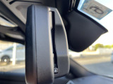 【ルームミラー一体型ETC】BMWといえばルームミラー一体型のETC。ドライバーから差し込めるかたちになっておりますので、差し忘れの際も慌てずにご利用いただけます。