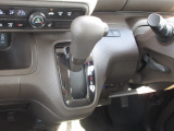 インパネシフトだから視線の移動も少なく足元もスッキリ♪運転席もゆったりしているのでゆとりを持ってドライブできますね!