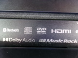 Bluetooth・DVD・HDMI対応オーディオを装備。スマホとの連携も可能で、ドライブ中の音楽や映像を楽しめます。