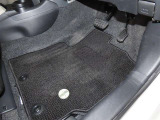 内装工程では、中古車を気持ちよくお乗りいただけるよう清掃しております。