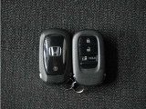 ◆スマートキー◆カギをバッグやポケットに入れたままでもドアロックの開閉ができる『スマートキー』付き!雨天や暗くなってもカギを取り出す必要がなくドアの開錠&エンジンも始動できます
