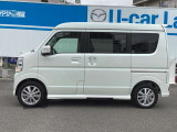 純正アルミで全体的にデザインがまとまっています。車も人も、オシャレはまずは足元からですね。