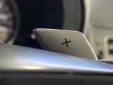 【パドルシフト】ハンドルから手を離さずに素早くシフトアップ&ダウンができるので、エンジンブレーキを使う下り坂や高速道路の合流で加速したい場面で役立ちます。