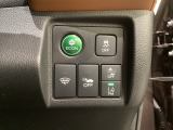 Hondaセンシング用の、VSA(ABS+TCS+横滑り抑制)解除と路外逸脱抑制機能のオンオフスイッチなどはハンドルの右側に装備しています。燃費に役立つECONボタンもここです。