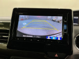 リバースギアに入れるだけで後方の表示へ切り替わります。夜間や雨の日の駐車も楽になりますよ。