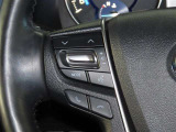 ステアリングスイッチ付きで、運転中に視線を前に向けたまま操作できます。