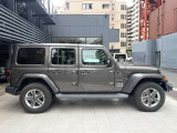 ホイールアーチが台形なのはJeepのみのデザインになり、ここを見てもJeepとすぐ分かります!
