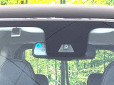 【三菱e-Assist】走行中に前方の車両等を認識し、衝突しそうな時は警報とブレーキで衝突回避と被害軽減をアシスト。より安全にドライブをお楽しみいただけます。