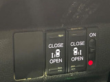 【両側スライドドア】駐車場で隣の車との間隔が狭く乗りにくい時、スライドドアなら安心!ドアオープン時も幅を取らず、開口部が広いので乗り降りがとっても簡単です。大きな荷物の出し入れも後席から可能♪