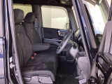 フロントシートはベンチシートです。ベンチシ―トは運転席と助手席の移動もスムーズ!狭い駐車場での乗り降りに便利です。
