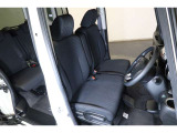 すわり心地の良い運転席・助手席です。長時間のドライブの疲れ軽減に貢献します。どうぞ快適なドライブを♪