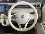 インテリアに合わせたデザインのステアリングは、運転される方のことも考え、運転しやすい形状、大きさです。是非一度、実際に触ってお確かめください。