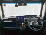 運転席は、大きな座面と包み込むような背もたれがドライバーの身体全体をしっかり支えます。上質なシート素材と座り心地のよいクッションを採用し、長時間の運転やコーナーの多い道も快適です