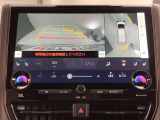 バックカメラの他に上から見下ろしたような画像が見れるアラウンド(全方位)モニター。前後左右を把握できる、すごい機能が装備されています!