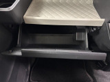 【グローブボックス】車検証入れ等の収納に便利です♪