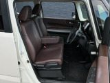 フロントシートです!!ベンチシートなので座席の移動もスムーズに出来ます!!足元も広く運転も楽ですよ!!