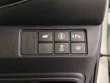 Hondaセンシング用の、VSA(ABS+TCS+横滑り抑制)解除と路外逸脱抑制機能のオンオフスイッチなどはハンドルの右側に装備しています。