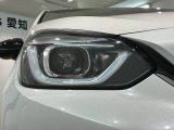 LEDヘッドライトは、点灯の瞬間から最大光量を発揮し、突然暗くなるトンネルなどでの安定感を高めます。