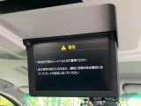 【12.1インチフリップダウンモニター】大画面モニターで後席でもエンタメをお楽しみいただけます。小さなお子様にも大人気の装備です♪