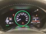 ハイブリット車専用のメーターです。中央のスピードメーターより左右のサブデスプレイで燃費や動力伝達などの情報が見れるようになっています。