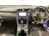 車内は光触媒抗菌消臭施工済です。スタイリッシュなデザインでスポーティなインパネ周りを演出します。グローブボックスやカップホルダーのほかにトレーなどたくさんの収納スペースが付いています。
