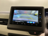 リバースギアに入れるだけで後方の表示へ切り替わります。夜間や雨の日の駐車も楽になりますよ。