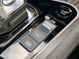 信号待ちなどでブレーキから足を離しても停車を維持してくれるオートブレーキホールド。アクセルを踏むとブレーキが解除され発進が可能です。