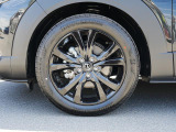 18インチ純正アルミホイールを装備。タイヤサイズは215/55R18となります。