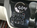 【オートエアコン】車内温度を感知して自動で温度調整をしてくれるのでいつでも快適な車内空間を創り上げます!どの席に座っても快適なドライブが楽しめます♪