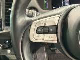 ステアリングにオーディオ操作スイッチが付いています。オーディオ画面に直接タッチしなくても操作が出来ますので、運転に集中できます。