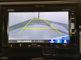 リバースギアに入れるだけで後方の表示へ切り替わります。夜間や雨の日の駐車も楽になりますよ。