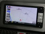 【7インチ純正ナビ】純正ナビを装備。タッチパネル式で使いやすく、詳細地図により目的地をピンポイントで設定できます。初めての道でも迷いにくく、ロングドライブも快適ですよ♪