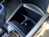 運転席・助手席間にカップホルダーあります♪