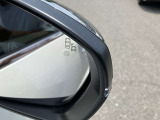 ブラインドスポットモニター付きですので死角に車両がいるとオレンジに光って知らせてくれます。