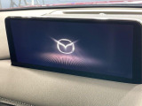 【12.3インチマツダコネクト】車内の雰囲気にマッチした大型ディスプレイ。スマホ接続でのナビ使用やBluetooth再生等、様々な機能が楽しめます。直感的なダイヤル操作が可能で、使い勝手も良好です。