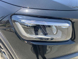 右ヘッドランプ。LEDハイパフォーマンスヘッドライトを装備。