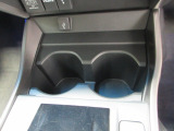 運転席からも助手席からも使いやすい位置にドリンクホルダーを配置しています。
