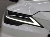 LEDヘッドランプにはアダプティブハイビームシステム「AHS」を採用。光検出カメラで車両検出をし、先行車や対向車に直接ハイビームを当てないように部分遮光します。