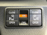 【両側パワースライドドア】スマートキーや運転席のスイッチで後席両側スライドドアの開閉が可能♪電動だから力を入れてドアを開ける必要が無く、小さなお子様でも簡単に開け閉めでき快適です♪