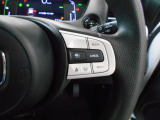 ハンドル右側にはクルーズコントロールのスイッチが装備され、運転中の操作も安心して行えます。